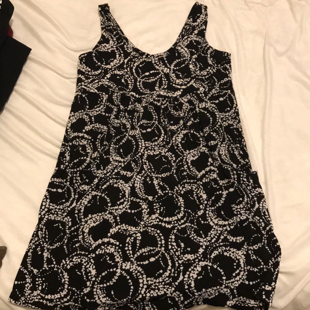 Black and white patterned dress with pockets